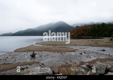 Ein Herbst Landschaft von Bariloche See bei Bewölkung, Argentinien Stockfoto