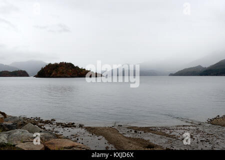 Ein Herbst Landschaft von Bariloche See bei Bewölkung, Argentinien Stockfoto