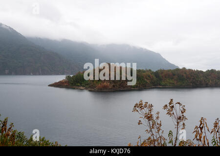 Ein Herbst Landschaft von Bariloche See bei Bewölkung, Argentinien Stockfoto