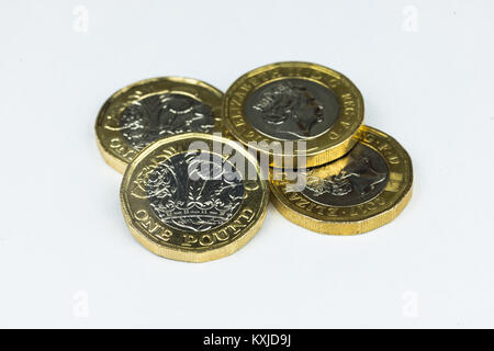 Neue ein Pfund Münzen, die auf weißem Hintergrund. Stockfoto