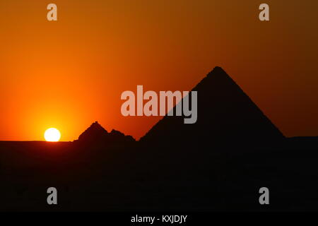 Sonnenuntergang in der Pyramide des Menkaure und Königinnen Pyramiden von Gizeh Plateau Stockfoto