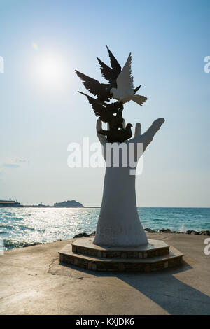 KUSADASI, Türkei - 22. AUGUST 2017: die Hand des Friedens Skulptur mit Tauben auf der Uferpromenade in Kusadasi, Türkei Stockfoto