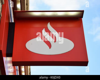 Banbury, Großbritannien - 29 November 2017: Schild mit dem Logo der Santander Bank- Gruppe in Banbury Stockfoto