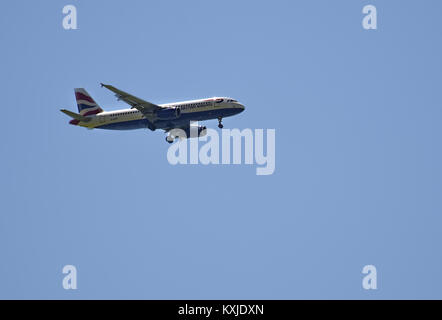 Rom, Italien. 12. August 2017. British Airways Airbus A320 in den kommenden an Leonardo Da Vinci Flughafen zu landen, Rom. Stockfoto