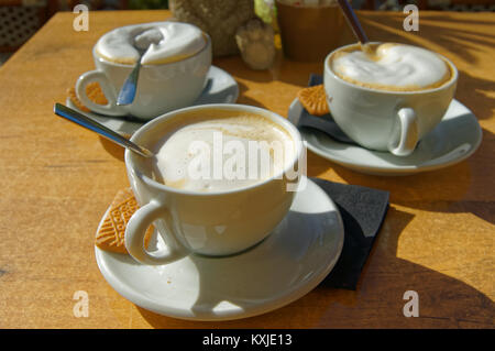 Drei köstlichen italienischen Cappuccino auf einem Tisch Stockfoto