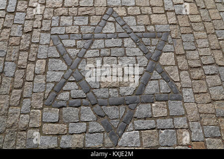 Nahaufnahme Hintergrund mit Davidstern, Magen David, der Jüdischen religiösen und kulturellen Erbes Symbol auf Kopfstein gepflasterte Straße, hohe Betrachtungswinkel Stockfoto