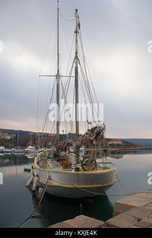 Alte segeln 1002 (von der alten skandinavischen Fischerboot umgewandelt) auf der Insel Krk in Kroatien Stockfoto