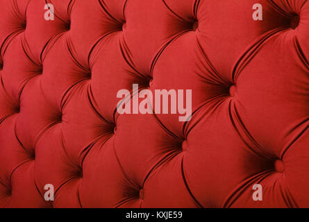Scarlet Rot Rubin capitone Background mit Knöpfen, retro Chesterfield Stil weichen getuftete Stoff Polstermöbelindustrie Rautenmuster Dekoration Stockfoto