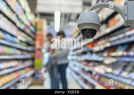 Sicherheit Kamera Überwachung auf die Abstrakten verschwommenes Foto von Store im Kaufhaus bokeh Hintergrund, Business shopping Base auf Sicherheitskonzept Stockfoto