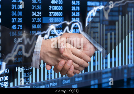 Die Hand schütteln zwischen Geschäftsmann über Börse chart, Closeup Börse Exchange Daten auf LED-Display, Business trading Konzept Stockfoto