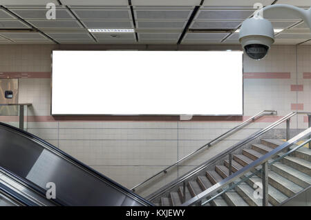 Sicherheit Kamera Überwachung auf die leere Plakatwand in unterirdischen Saal oder U-Bahn für Werbung, Business werben und Sicherheitskonzept Stockfoto