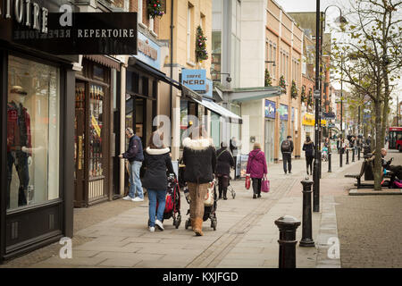 Einkaufen in Uxbridge, London Borough von Hillingdon, West London, Großbritannien Stockfoto
