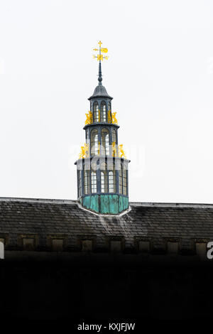 Aussichtsturm, mit vergoldeten tierische Dekorationen und die Wetterfahne auf dem Dach des Speisesaals am King's College, Universität Cambridge, England. Stockfoto