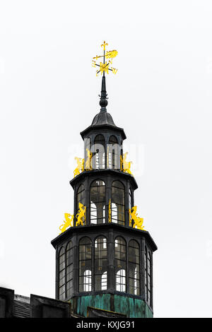 Aussichtsturm, mit vergoldeten tierische Dekorationen und die Wetterfahne auf dem Dach des Speisesaals am King's College, Universität Cambridge, England. Stockfoto