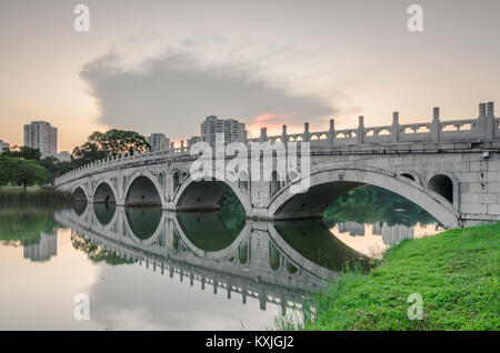 Die Brücke, die das Chinesische Garten, Japanischer Garten Inseln, Singapur. Stockfoto