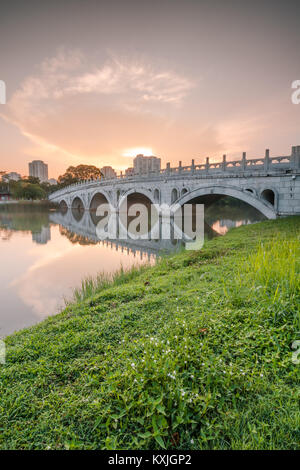 Die Brücke, die das Chinesische Garten, Japanischer Garten Inseln, Singapur. Stockfoto