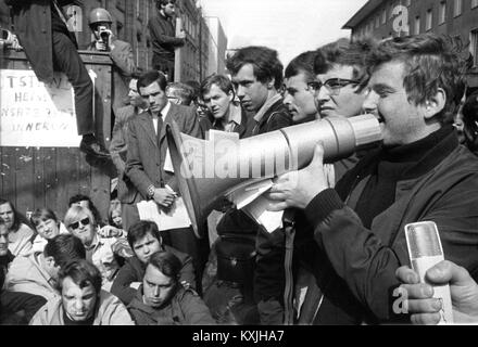 Der Studentenführer Daniel Cohn-Bendit sprach mit den Teilnehmern während der Blockade von der Universität Frankfurt am 24. Mai 1968. Auf der linken Seite neben ihn, karl-dietrich Wolff, Präsident des Sozialistischen Deutschen Studentenbundes (SDS). Cohn-Bendit wurde 1945 in Montauban im Südwesten Frankreichs geboren als Sohn eines deutsch-jüdischen Anwalt aus Berlin 1933 emigrierte nach der Machtergreifung der Nationalsozialisten beschlagnahmt. 1958 zog er zusammen mit seiner Mutter zu seinem Vater, der inzwischen nach Deutschland zurückgekehrt. Nach dem Abitur 1965 begann er das Studium der Soziologie an der Universität Nanterre in Paris Stockfoto