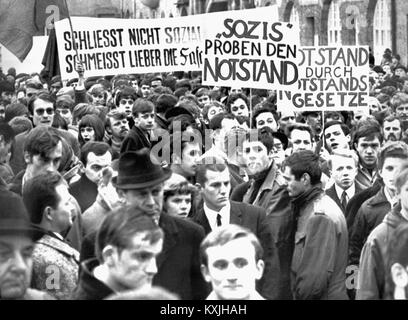 Demonstranten mit Transparenten am Sonntag (17. März 1968) Vor der Meistersingerhalle in Nürnberg, wo die SPD-Parteitag stattfindet. Major Incidents aufgetreten ist am 17. März 1968 vor der Meistersingerhalle in Nürnberg, wo der Parteitag der Sozialdemokratischen Partei Deutschlands (SPD) mit einem Festakt eröffnet wurde. Die Proteste der Demonstranten gegen die deutsche Notfall Handeln geleitet. | Verwendung weltweit Stockfoto