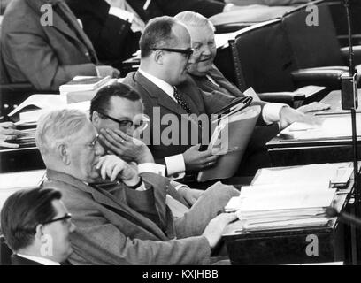 Bundeskanzler Ludwig Erhard (r) im Gespräch mit Rainer Barzel, neben Barzel wird Rasner und Heinrich Krone, während der Sitzung des Deutschen Bundestages in Bonn auf dem Deutschen Not Rechtsakte am 24. Juni 1965. | Verwendung weltweit Stockfoto