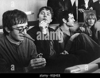 Die vier Angeklagten (L-R) Thorwald Proll und Horst Söhnlein, Andreas Baader und Gudrun Ensslin kurz vor der Überzeugung in der Shopping Mall Brandstifter Gerichtsverfahren am 31. Oktober 1968 in Frankfurt am Main. Das sind Brände in zwei Einkaufszentren mit einer möglichen Gefahr für die Menschen in Frankfurt und ein Schaden von zwei Millionen Mark verursacht beschuldigt. Den Angeklagten wurde eine Strafe von drei Jahren für die Brandstiftung mit mögliche Gefahr für den Menschen. +++(c) dpa - Report+++ | Verwendung weltweit Stockfoto