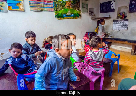 FEZ, Marokko - Dezember 10: Schule Mädchen steht vor der Klasse und zeigen auf arabischen Buchstaben Alphabet in der lokalen Schule in Fez. Dezember 2016 Stockfoto