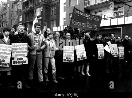 Protest gegen den Vietnamkrieg im Februar 1968 in Berlin. | Verwendung weltweit Stockfoto