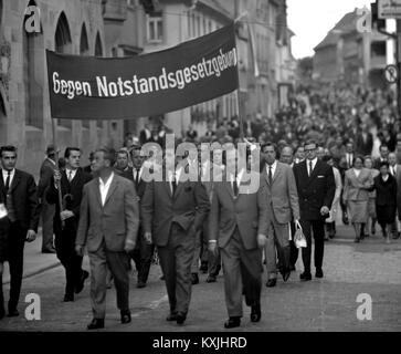 Protest gegen die Deutsche Not Act und der Vietnam Krieg 1965 in Bretten, Deutschland. | Verwendung weltweit Stockfoto
