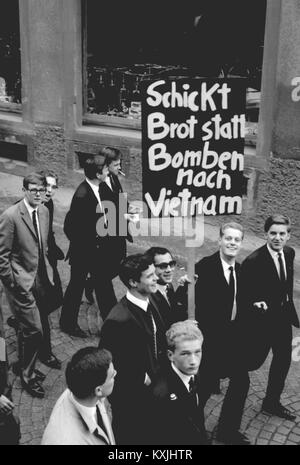 Protest gegen deutsche Notfall Handeln und der Vietnam Krieg 1965 in Bretten, Deutschland. | Verwendung weltweit Stockfoto