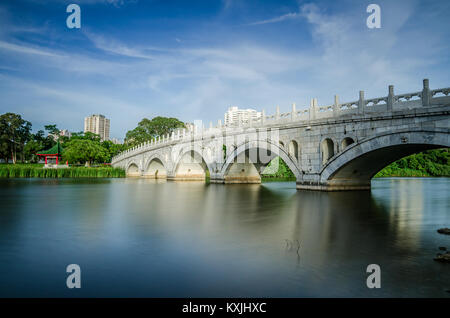 Die Brücke, die das Chinesische Garten, Japanischer Garten Inseln, Singapur. Stockfoto