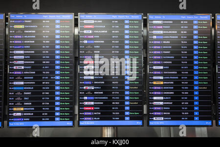 BANGKOK, THAILAND - 15. OKTOBER 2014: Zeitplan Anzeige im Internationalen Flughafen Suvarnabhumi in Bangkok, Thailand. Stockfoto