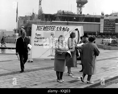 Protest gegen den Vietnamkrieg 1965 in Essen, Deutschland. | Verwendung weltweit Stockfoto