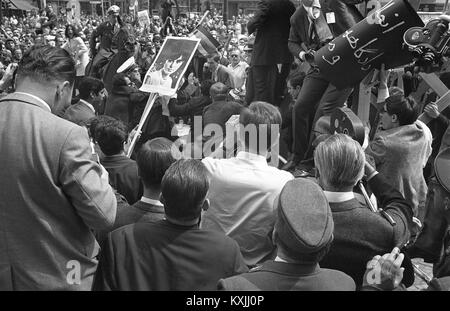 Der Besuch des Persischen paar Kaiser Shah Mohammed Reza Pahlavi und Kaiserin Farah Diba, die in West-Berlin für 24 Stunden am 2. Juni 1967 waren, führte zu Massendemonstrationen. In heftigen Auseinandersetzungen zwischen den Demonstranten und der Polizei, der 26-jährige Student Benno Ohnesorg von einem Polizisten erschossen wurde. Seine Toten markiert den Beginn der Deutschen Studentenrevolte. | Verwendung weltweit Stockfoto