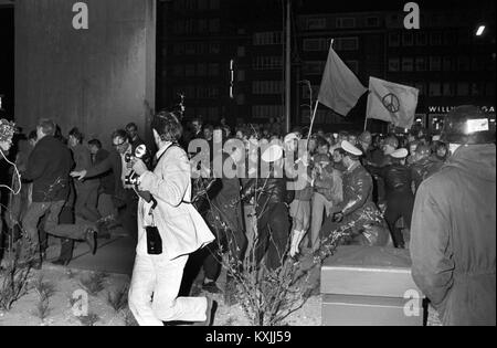 Auseinandersetzungen vor dem Polizeipräsidium am 15. April 1968. Studenten hatten in der auditiorium Maxium der Universität Hamburg versammelten sich nach einer Demonstration bei Springer Verlag auf dem Polizeipräsidium ging die Freisetzung von Kommilitonen zu verlangen. | Verwendung weltweit Stockfoto