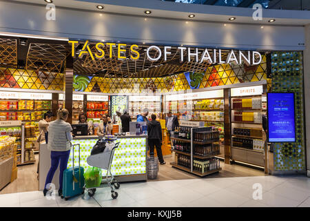 BANGKOK, THAILAND - 15. OKTOBER 2014: Duty free shop im internationalen Flughafen Suvarnabhumi in Bangkok, Thailand Stockfoto