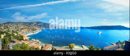 Panoramablick auf die Bucht von Cote d'Azur und Luxus Resort Stadt Villefranche-sur-Mer. Französische Riviera, Frankreich Stockfoto