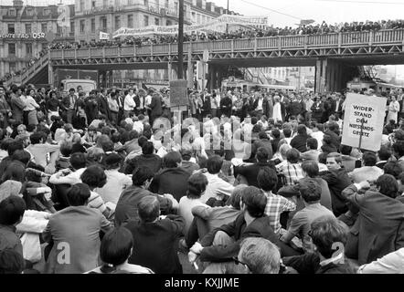 Demonstranten blockieren die Straßenbahnlinien am Stachus in München. Tausende von Studenten, Arbeiter und Angestellte am 29. Mai 1968 gegen die dritte Lesung der Deutschen Not agiert im Bundestag gezeigt. | Verwendung weltweit Stockfoto