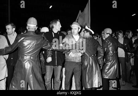 Polizei versuchen Studenten zur Seite vor dem Polizeipräsidium am 15. April 1968 zu drücken. Studenten hatten in der auditiorium Maxium der Universität Hamburg versammelten sich nach einer Demonstration bei Springer Verlag auf dem Polizeipräsidium ging die Freisetzung von Kommilitonen zu verlangen. | Verwendung weltweit Stockfoto