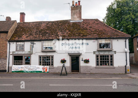 Das 16. Jahrhundert Cinque Ports Arme Public House in New Romney High Street, Kent Stockfoto