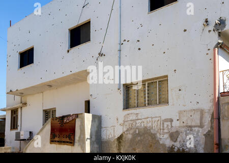 Jenin, Palästina, 11. Januar 2011: Haus von Schuss und Artillerie während der palästinensischen Intifada im Flüchtlingslager Jenin verwundet Stockfoto