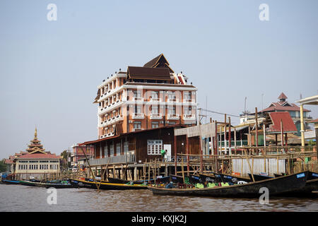 NYAUNGSHWE, MYANMAR - ca. April Damm 2017 und Boote Stockfoto