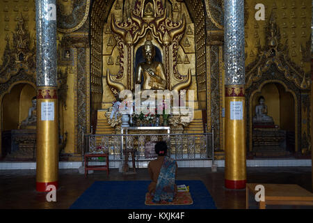 NYAUNGSHWE, MYANMAR - ca. April 2017 Buddha im Fenster in Yadana Mann Aung Pagode Stockfoto