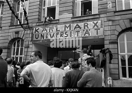 Die Gegner der Umbenennung Versuch, den Aufkleber "Karl Marx Universität' über dem Haupteingang der Johann Wolfgang Goethe Universität in Frankfurt am Main zu entfernen, aus einem Fenster auf Mai 29,1968. Am Abend vor der Schüler hatte das Parlament beschlossen, die Universität in der Karl Marx Universität, die einen 'politischen Universität' am 27. Mai 1968 erklärt worden war, um sie umzubenennen. | Verwendung weltweit Stockfoto