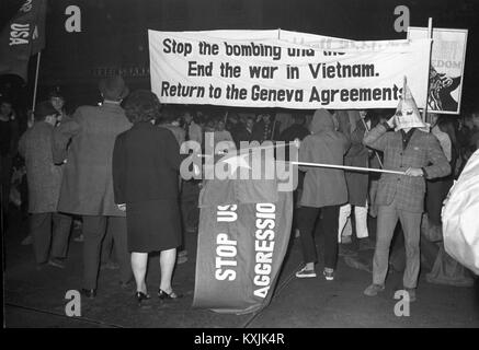 Über 300 Jugendliche nehmen an einer Demonstration gegen den Vietnamkrieg in Nürnberg am 27. März 1968. | Verwendung weltweit Stockfoto