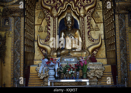 NYAUNGSHWE, MYANMAR - ca. April 2017 Buddha im Fenster in Yadana Mann Aung Pagode Stockfoto