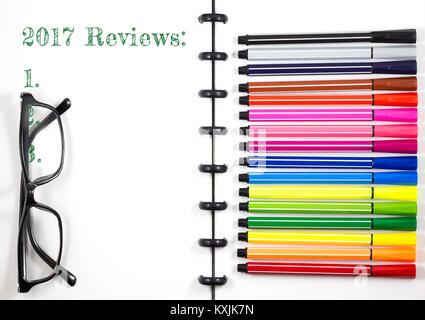 2017 Bewertungen Text auf weißem Skizzenbuch mit Farbstift und Brillen, Ansicht von Oben/Flach Stockfoto