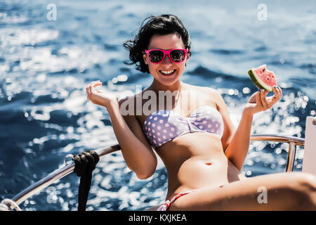 Frau im Bikini genießen Sie Sonne und Meer Boot Stockfoto