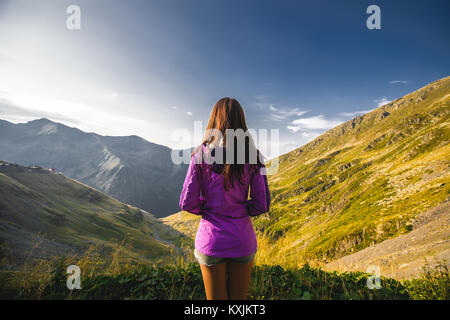 Ansicht der Rückseite des junge Frau mit Blick auf die Berge Szene, Draja, Vaslui, Rumänien Stockfoto