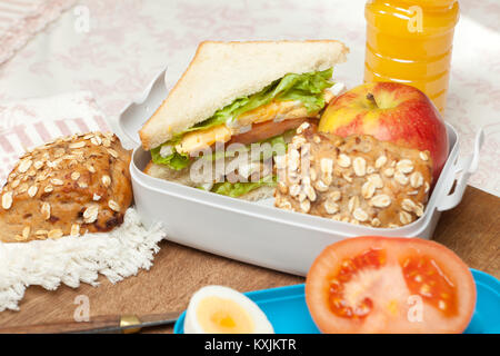 Brotdose am Frühstückstisch mit Sandwiches Stockfoto