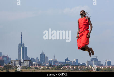 Masai Krieger Springen in der Luft während des traditionellen Tanz, Nairobi, Kenia, Afrika Stockfoto