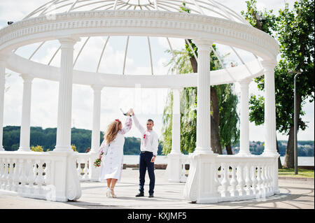 Happy neu verheiratete Paare tanzen im Pavillon am Tag ihrer Hochzeit. Stockfoto